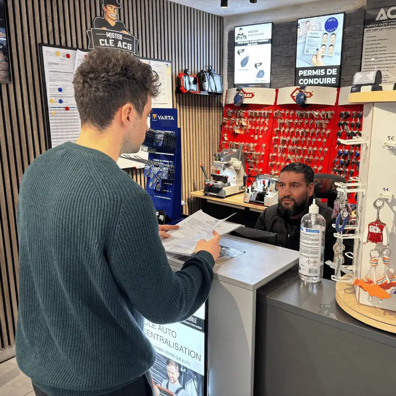 Agent en pleine démarche de plaque d'immatriculation avec un client
