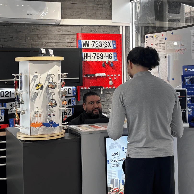 Personne au comptoir qui attend pour l’immatriculation de son véhicule étranger