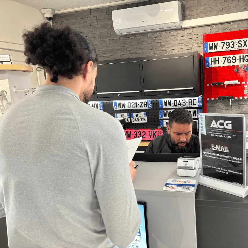 Personne qui attend au comptoir pour sa carte grise à Nice