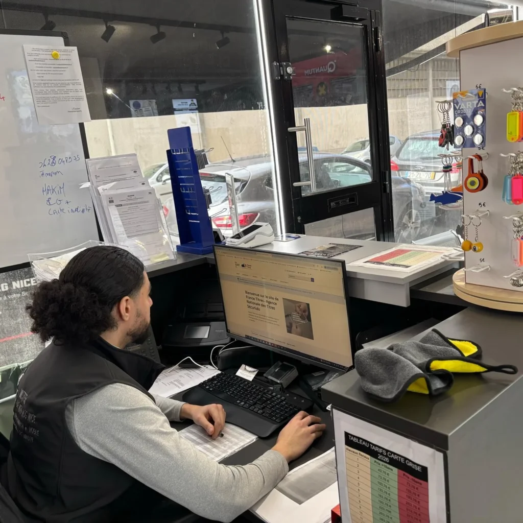 Personne qui regarde les documents pour une carte grise à Nice